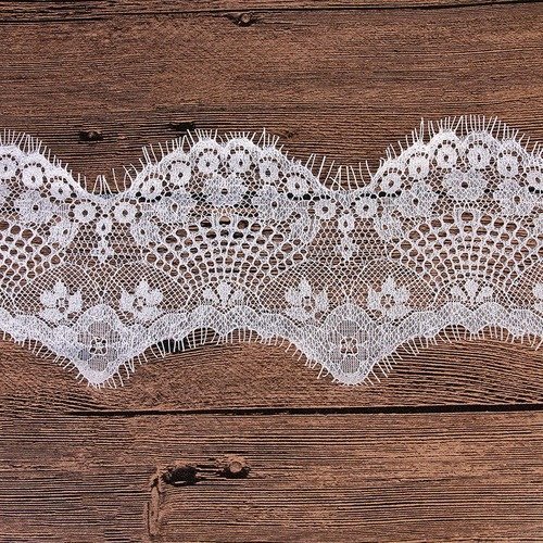 Très jolie dentelle fine - 8 cm - blanche - vendu au mètre - d86