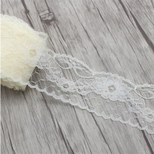 Dentelle fine fleur - 55 mm - écrue - vendu au mètre - d08
