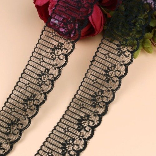 Très jolie dentelle fine - 4.7 cm - noire - vendu au mètre - d105
