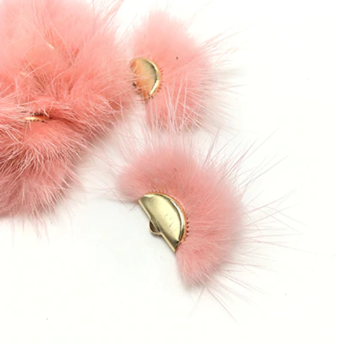 1 pendentif - breloque pompon fausse fourrure - demi lune - rose - r909
