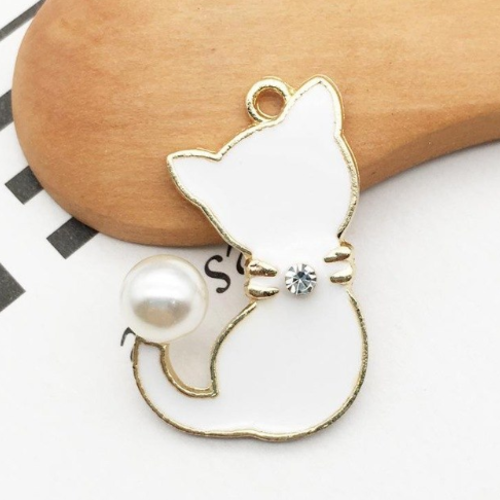 1 breloque pendentif chat blanc - email - perle - métal doré
