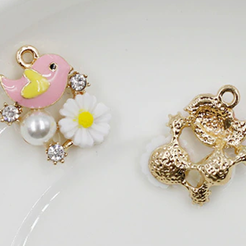 1 breloque oiseaux rose  - fleurs - perle nacrée - email - métal doré