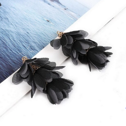 1 pendentif pompon fleurs - 3 rangs - noir et gris