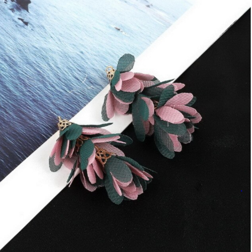 1 pendentif pompon fleurs - 3 rangs - vert - rose