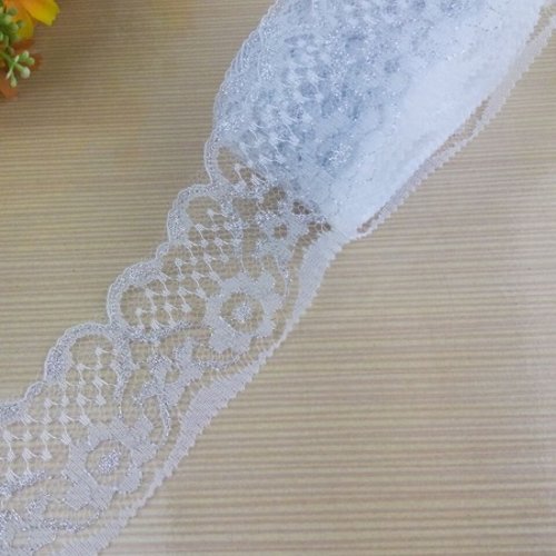 Ruban en dentelle fine - fleurs - 50 mm - blanche et argenté -  vendu au mètre - d06
