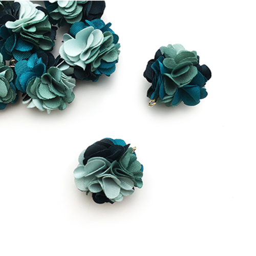 1 pendentif - breloque pompon fleurs - tons bleu - vert - r8407