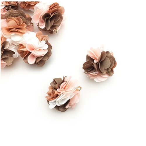 1 pendentif - breloque pompon fleurs - tons beige - rose - r8406