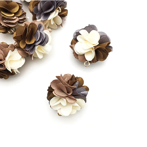 1 pendentif - breloque pompon fleurs - tons marron- gris - r8405