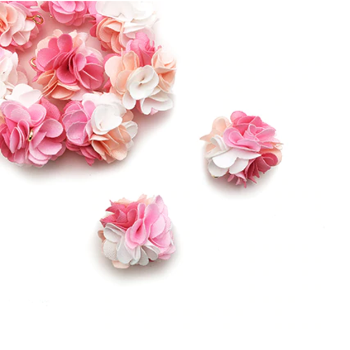 1 pendentif - breloque pompon fleurs - tons blanc - rose - r8401
