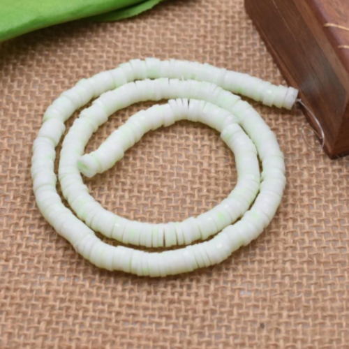 1 chapelet perles heishi - rondelles en pâte polymère - 6 mm - beige et vert - r340