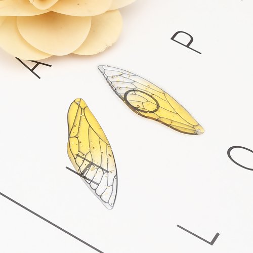 1 pendentif aile de papillon en résine - jaune pailleté doré r098