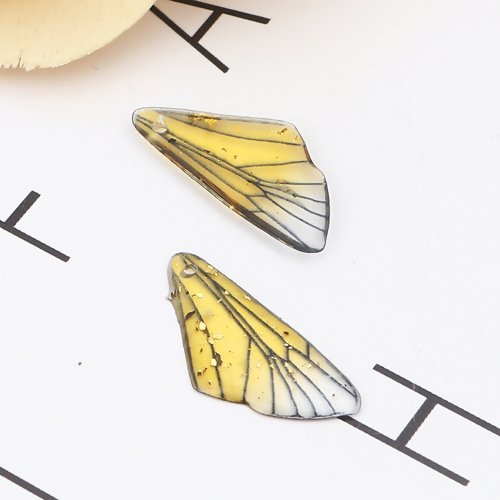1 pendentif aile de papillon en résine - jaune pailleté doré r105