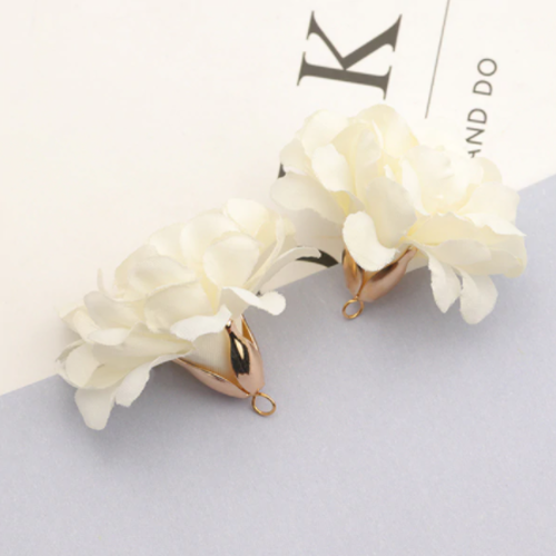 1 pendentif - breloque pompon fleurs - blanc r501