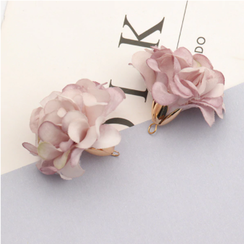 1 pendentif - breloque pompon fleurs - rose parme r503