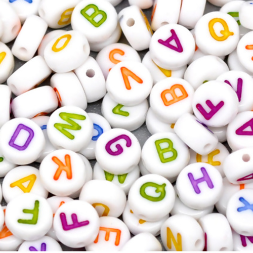 1 lot de 500 perles lettres alphabet en acrylique - lettres multicolores sur fond blanc - r530