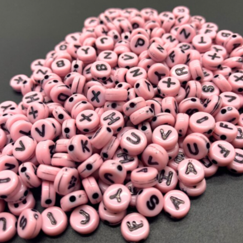 1 lot de 100 perles rondes lettres alphabet en acrylique - lettres noires sur fond saumon