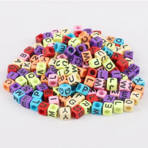 1 lot de 100 perles cubes lettres alphabet en acrylique - lettres noires sur fond multicolore