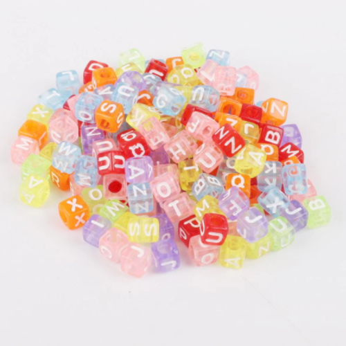 1 lot de 500 perles cube lettres alphabet en acrylique - lettres blanches sur fond multicolore - p568