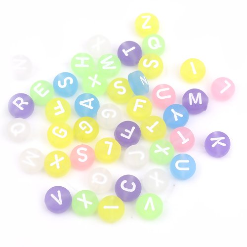 1 lot de 500 perles lettres alphabet en acrylique - lettres blanches sur fond multicolore pastel - p582