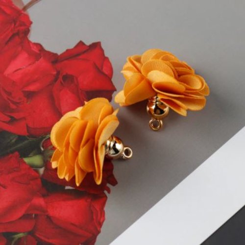 1 pendentif - breloque pompon fleurs - moutarde - l2105