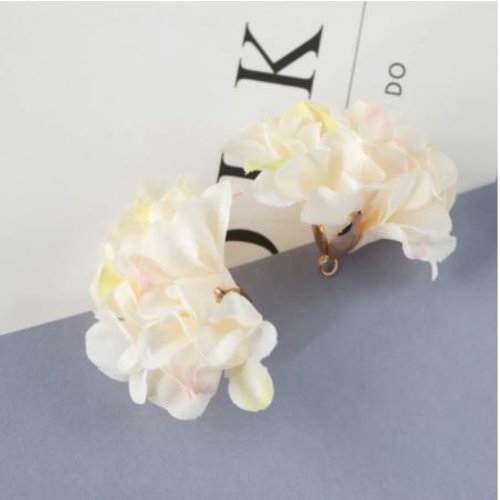 1 pendentif - breloque pompon fleurs - ivoire - rose - jaune r514