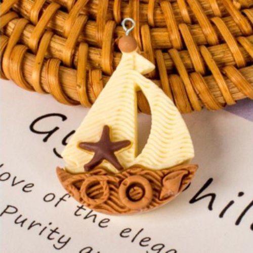 1 pendentif breloque en résine - mer - bateau