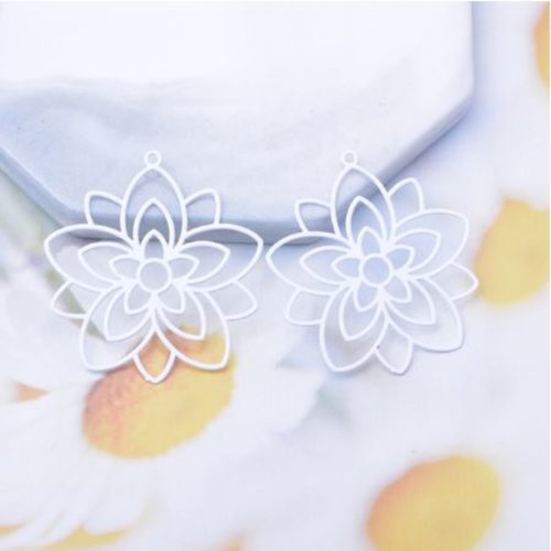 1 pendentif estampe - fleurs - filigrane - laser cut - blanc
