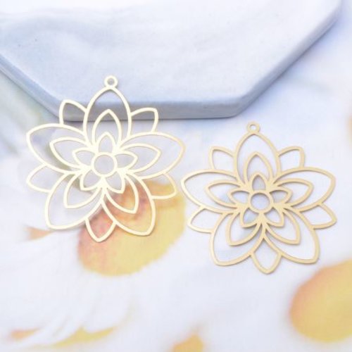 1 pendentif estampe - fleurs - filigrane - laser cut - doré