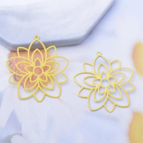 1 pendentif estampe - fleurs - filigrane - laser cut - jaune