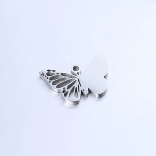 1 breloque pendentif - papillon  argentée - acier inoxydable