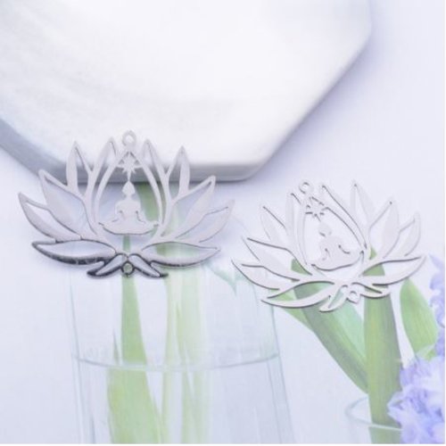 1 breloque pendentif  fleur de lotus -yoga - laser cut - argentée