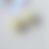 1  breloque pompon fausse fourrure - jaune pâle - r551