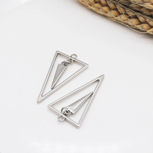1 pendentif en forme de triangle - métal argenté
