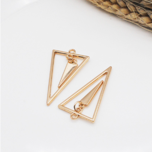 1 pendentif en forme de triangle - métal doré