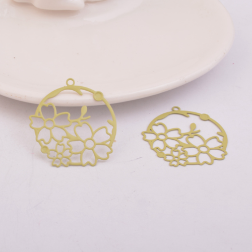 1 pendentif breloque fleurs estampe ronde - vert clair - filigrane - laser cut