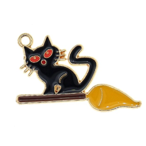 1 breloque - pendentif - halloween - chat noir - balai - emaillé - métal doré