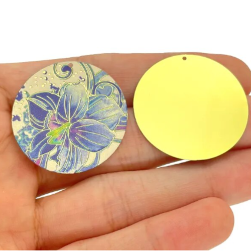 1 pendentif  forme ronde - emaillé - fleur bleue - métal doré