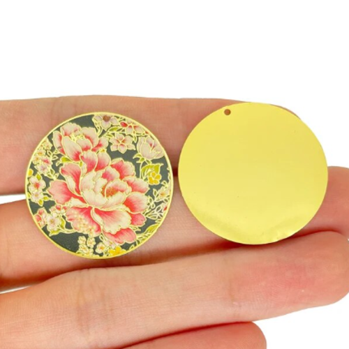 1 pendentif  forme ronde - emaillé - fleur rose - métal doré