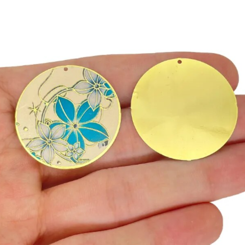 1 pendentif  forme ronde - emaillé - fleur bleue - métal doré