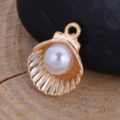 1 breloque coquillage - perle nacrée - métal doré