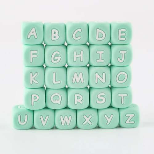 Perle en silicone alphabet - lettre blanche et fond vert tendre - 12 mm