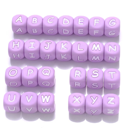 Perle en silicone alphabet - lettre blanche et fonds parme - 12 mm