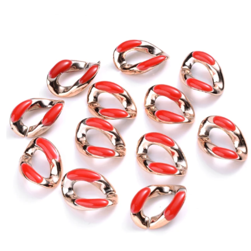 5 anneaux maillons ouverts torsadés en acrylique - doré emaillé résine rouge