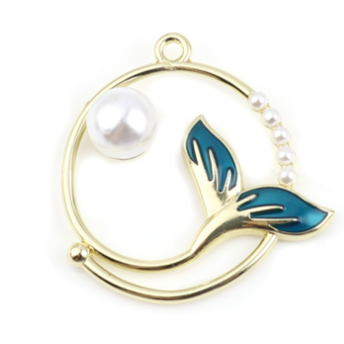 1 breloque pendentif queue de sirène - perles nacrées - émaillé bleu - métal doré - r218