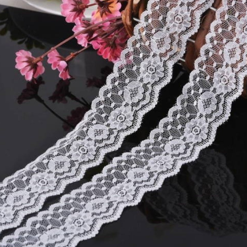 Très jolie dentelle fine - 32 mm - blanc - vendu au mètre - d81
