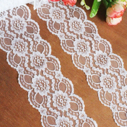 10 m de jolie dentelle fine - blanche  - 70 mm - vendu au mètre - d05