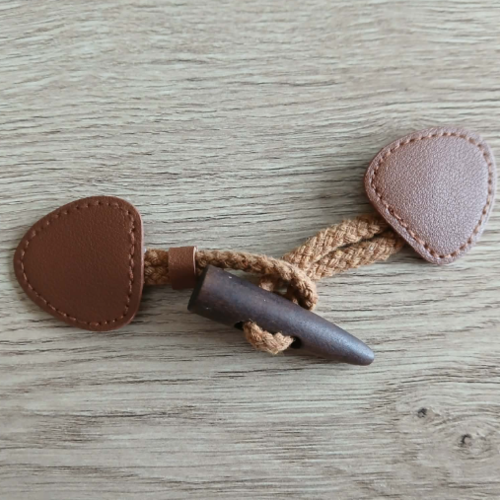 1 attache brandebourg en cuir avec bouton en bois, corde tressée - camel