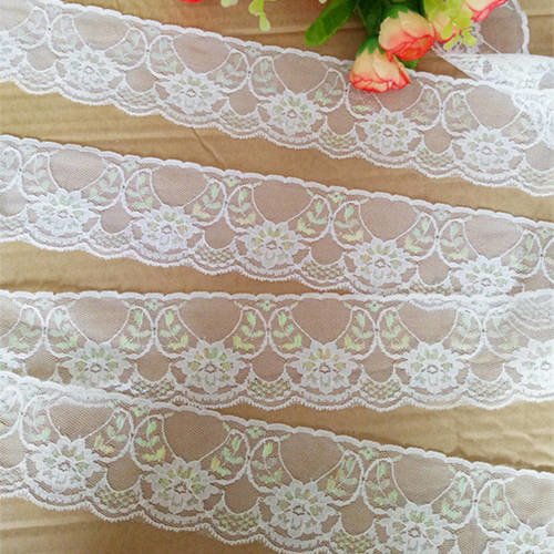 Jolie dentelle fine blanche - effet scintillant - 59 mm - vendu au mètre - d21