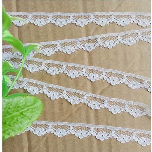 3.50 mètres de très jolie dentelle fine - 12 mm - blanche - d84