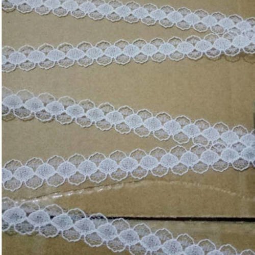 5,50 mètres de jolie dentelle fine blanche  - 12 mm - d92
